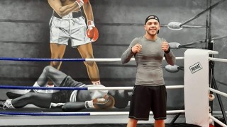 Един от най талантливите български професионални боксьори Здравко Попов поднови тренировки