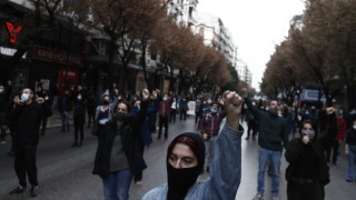 Демонстранти които отбелязаха годишнина от кръвопролитните студентски протести срещу военната