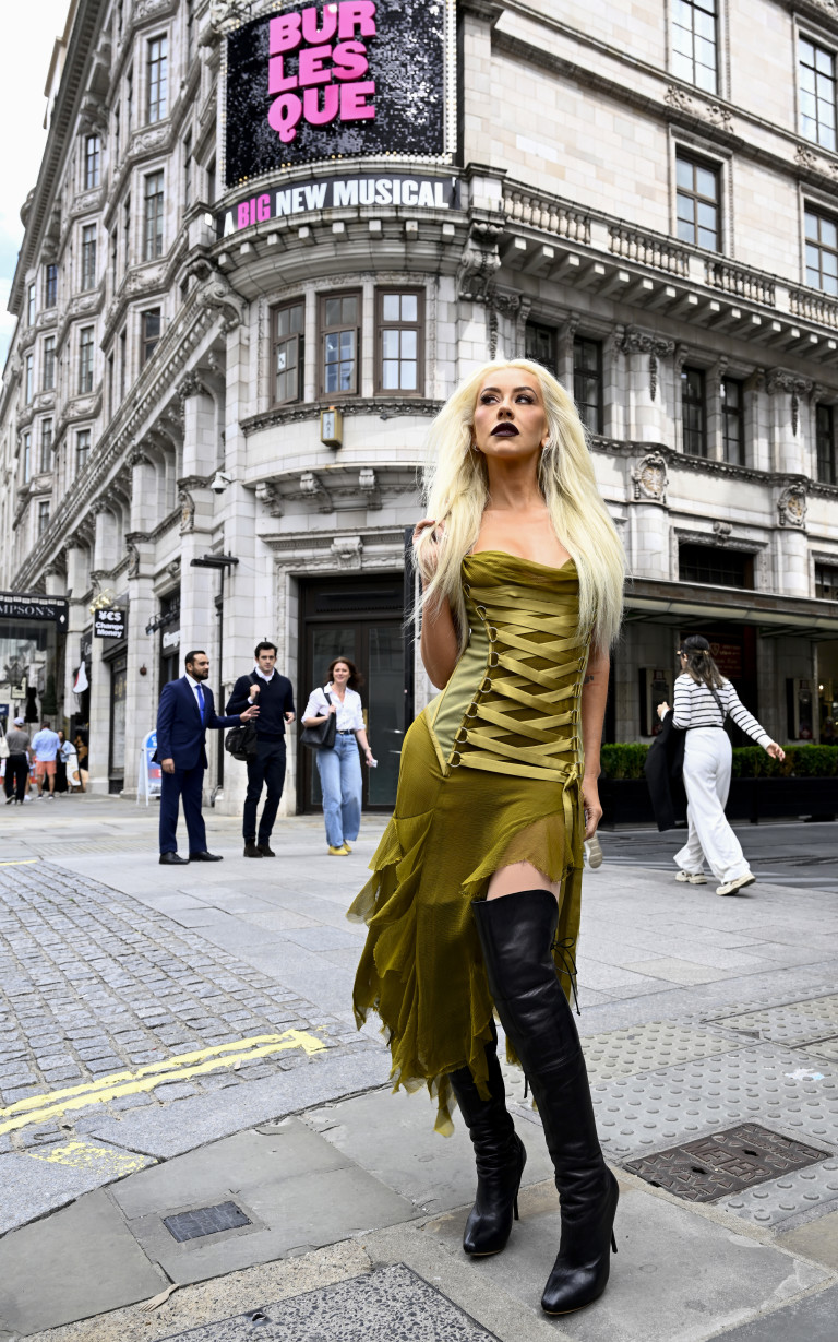 Кристина Агилера в Лондон за премиерата на Burlesque: The Musical