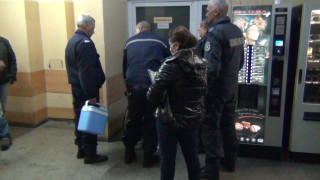 Млад мъж рани трима полицаи при опит да бъде задържан