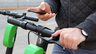Електронните скутери на самообслужване станаха нещо обичайно по улиците на