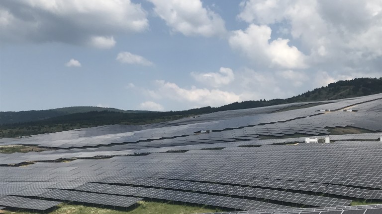 Изграждат соларна централа с размерите на Панчаревското езеро край Казанлък