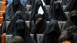 Талибаните забраниха на жените да летят без мъжки придружител