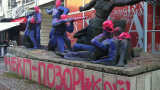  Арестуваха Асен Генов, заловен да боядисва паметника пред „ Позитано” 