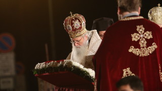 Вестниците в понеделник отделят място на светлия празник Възкресение Христово