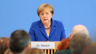 Бежанската политика не е променена, въпреки растящата агресия, обяви Меркел