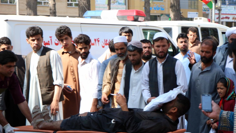 Крайпътна бомба в Афганистан уби 35 души в автобус и рани 27