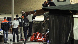 Двама души загинаха а около 30 са в неизвестност в