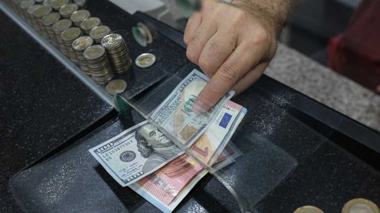 Турската лира достигна рекордно ниско ниво спрямо основните валути. Това