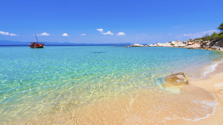 Гръцките власти предлагат безплатна едноседмична почивка на туристите, напуснали остров