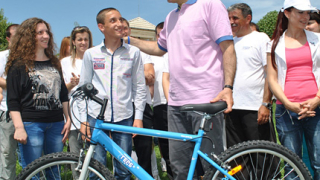 Сини велосипеди "ГЕРБ" за петрички отличници