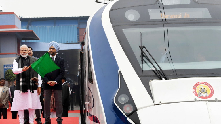 Първият високоскоростен влак местно производство в Индия се счупи при