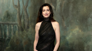 Ан Хатауей е преследвана от динозаври в мистериозния The End of Oak Street