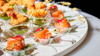 Както ордьовъра така и предястието се сервират преди основното ястие