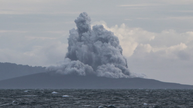 Мащабно срутване на скална маса на вулкан Кракатау е предизвикало