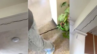 Последните 4 семейства от напукания и негоден за обитаване блок