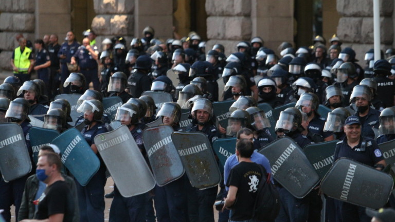 9 полицаи са ранени от началото на протестите у нас