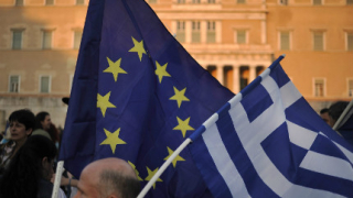Бъдещото на Гърция в еврото все още под въпрос, предупредиха експерти
