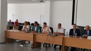 Няма да има спекулации с обезщетенията за убити прасета, уверява Танева