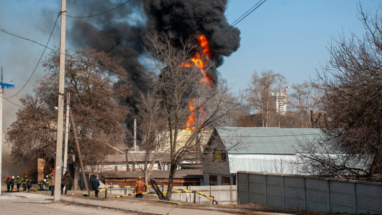 Голям пожар е избухнал снощи в петролна база в Белгород,