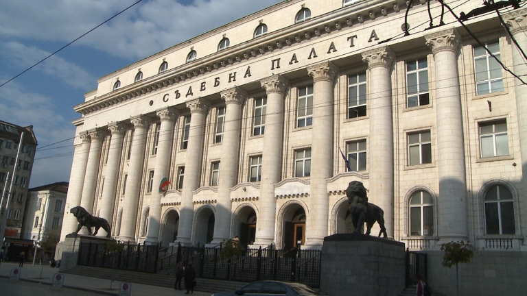 Сигнал за бомба затвори за кратко Съдебната палата в София.