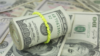 Доларът се възстановява във валутната търговия компенсирайки донякъде загубите от