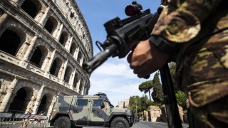 Двама привърженици на английския Брайтън са в болница в Рим