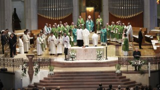 Меса в памет на жертвите от атентатите в Барселона и