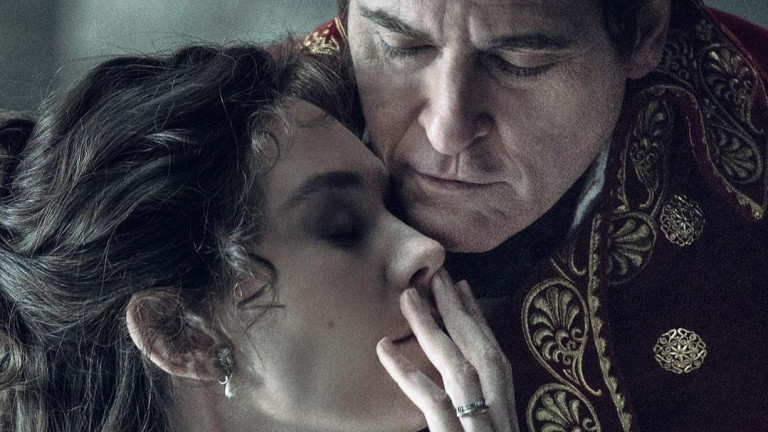 Удряне, дърпане и изнендващи целувки - споразумението между Хоакин Финикс и Ванеса Кърби за "Наполеон"