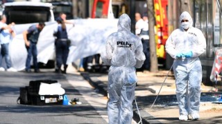 Микробус се заби в автобусни спирки в Марсилия, един загинал