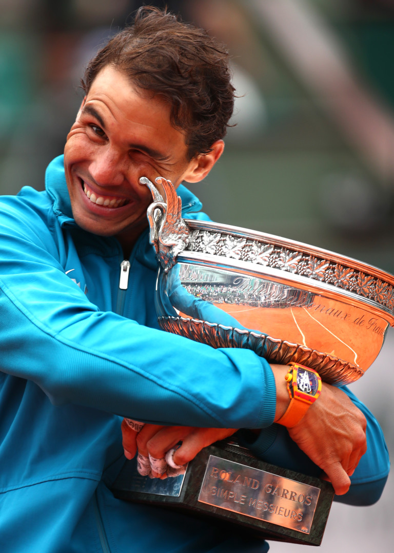 Кралят на клея Рафаел Надал с купата през 2018 година