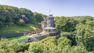 Замъкът с обзавеждане от 19-ти век, гледащ към бреговете на Англия, се продава за £4 милиона