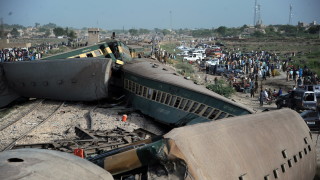 Най малко 30 души са загинали при железопътна катастрофа в