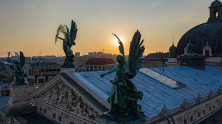 Върху десетки ценни църкви исторически обекти и музеи са били