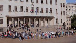 Опашка от желаещи да закупят златна възпоменателна монета се изви