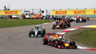 В състезание пълно с инциденти Розберг спечели с лекота