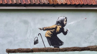 Частица от уличното изкуство на неуловимия графити художник Banksy се