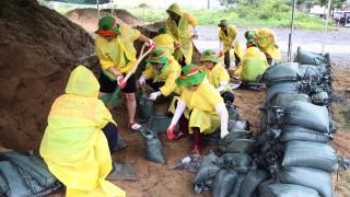 Полети бяха отменени и влакове бяха спрени в сряда след