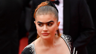 Момичето, което не се срамува от веждите си