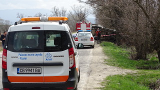 Шофьор загина при сблъсък на кола и микробус съобщават от