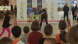 Димитър Кузманов игра тенис с десетки малчугани в родния си