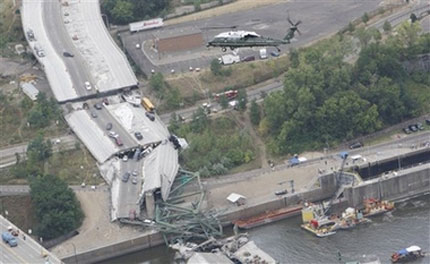 Буш облетя с хеликоптер срутилия се в Минесота мост