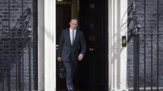 До момента четирима британски министри и двама парламентарни частни секретари