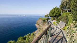 Когато сме край морския бряг разходката по крайбрежната алея е