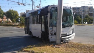 Автобус от градския транспорт се е ударил в електрически стълб