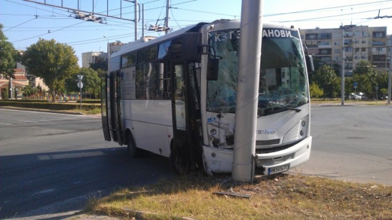 Градски рейс се блъсна в електрически стълб в Пловдив