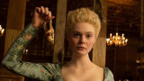 "Велика", Ел Фанинг, Никълъс Холт и подновяването на сериала за Екатерина Велика с трети сезон