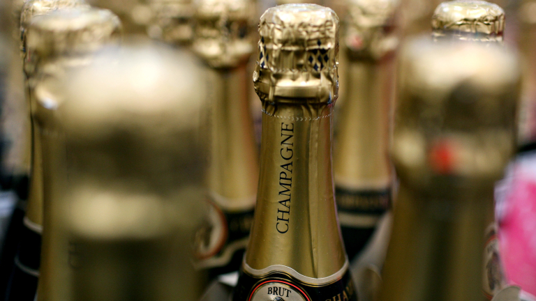 Стойностният обем на продажбите на френско шампанско вино през 2017