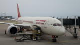 Самолет на Air India с 242 души на борда се разби при излитане в Ахмедабад, Индия