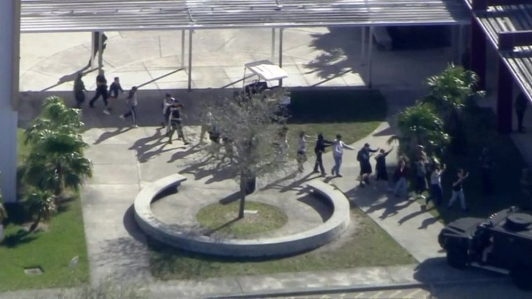 В средно училище във Флорида е предприета евакуация заради стрелба